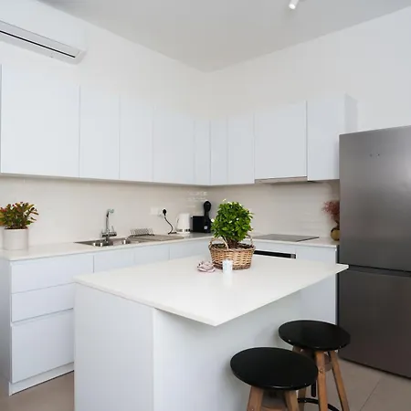 Wealthystays 2br Retreat , 5min Walk To *