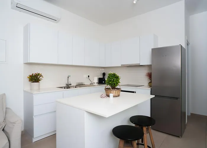 Wealthystays 2br Retreat , 5min Walk To *