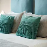 Wealthystays 2br Retreat , 5min Walk To *