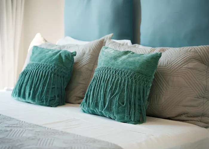 Wealthystays 2br Retreat , 5min Walk To *