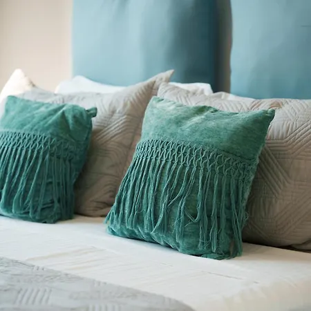 Wealthystays 2br Retreat , 5min Walk To *